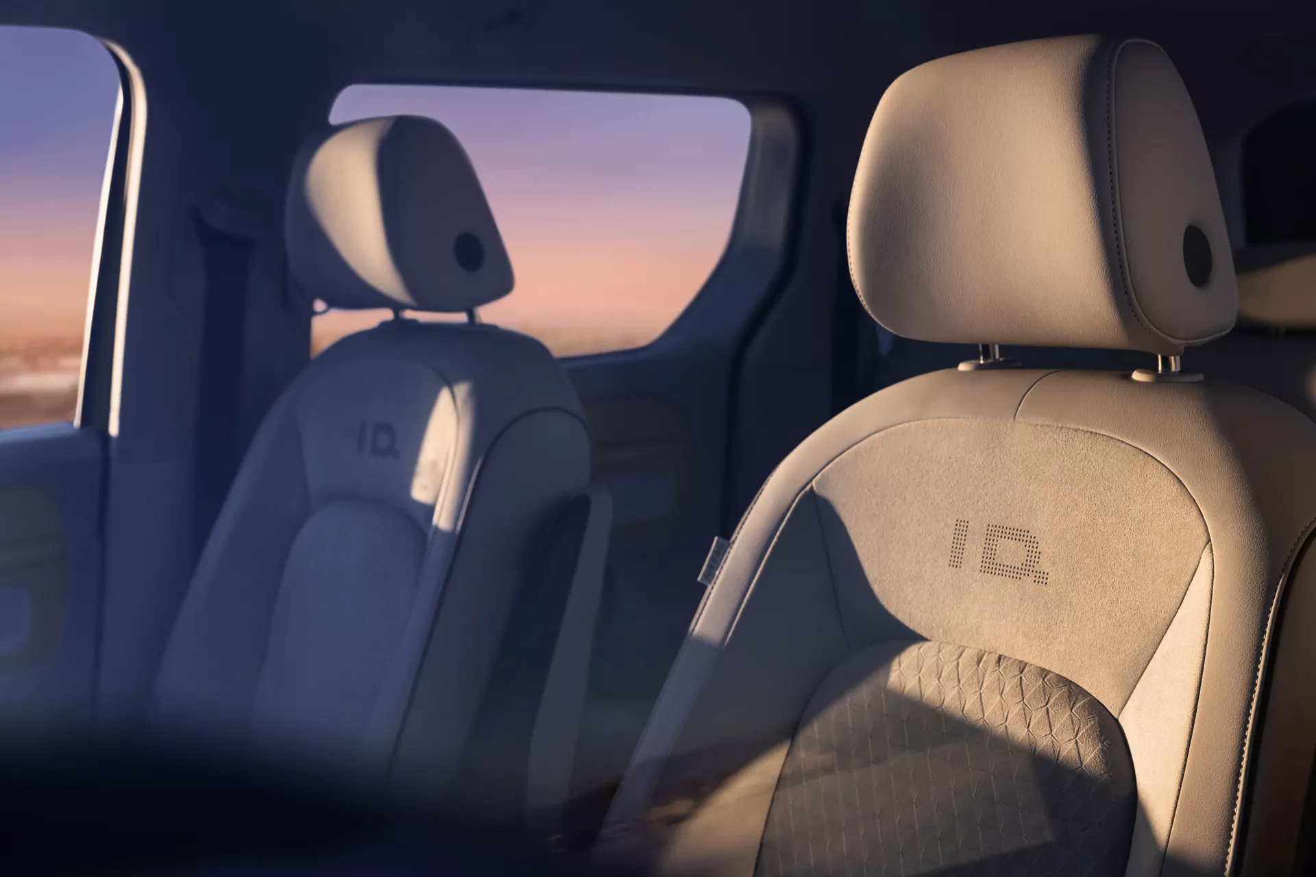 IB0209-id-buzz-interior-side-view-of-the-front-row-of-seats