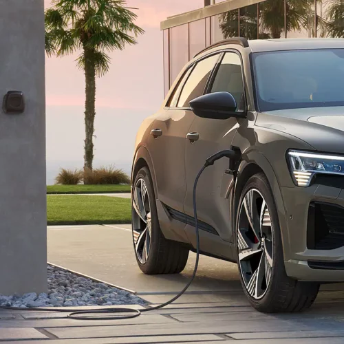 Audi Q8 e-tron während eines Ladevorgangs