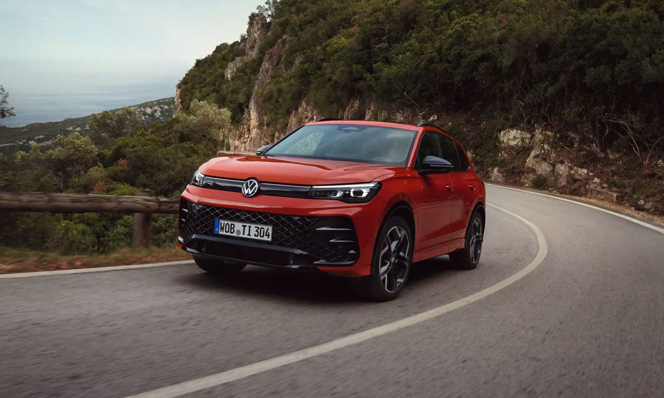 TN2395_Tiguan-driving-uphill-beauty_16-9 SUV
