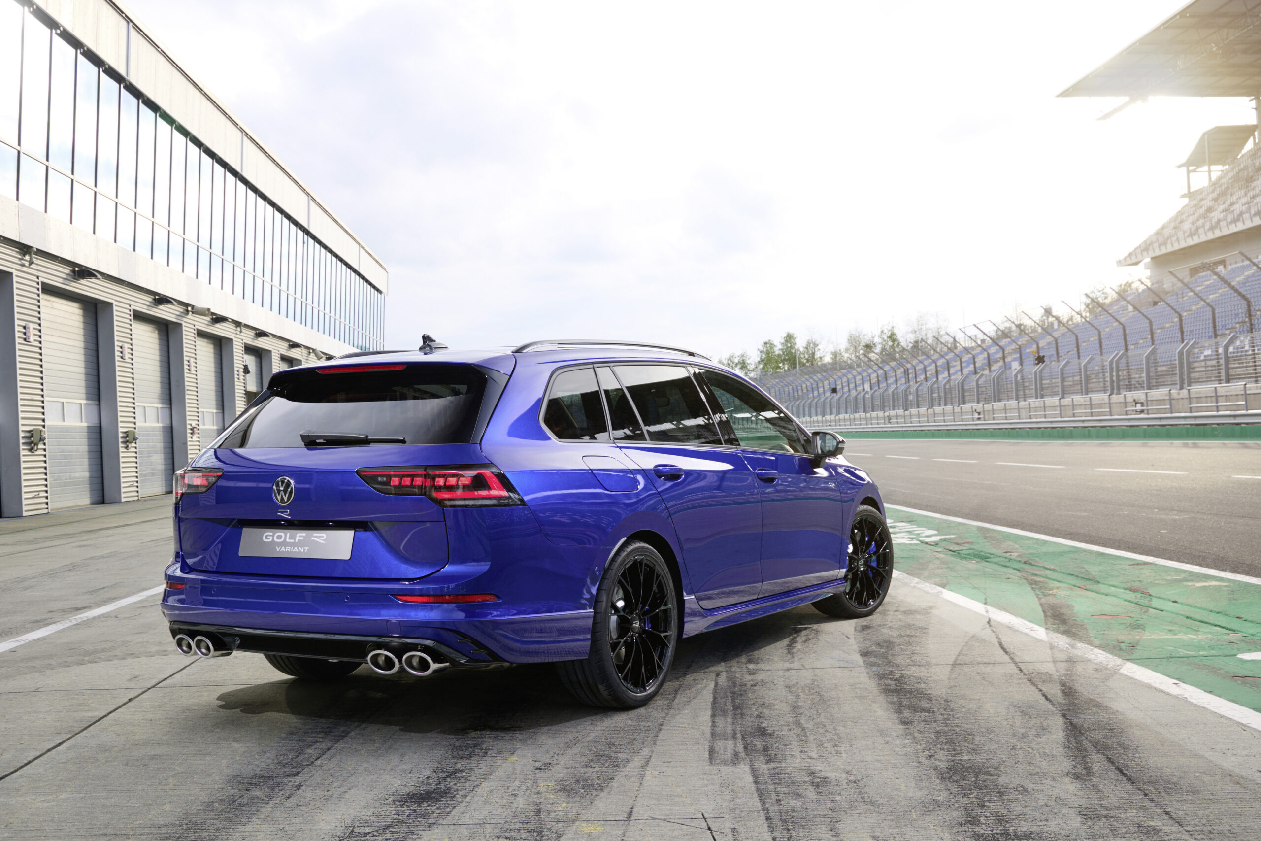The new Volkswagen Golf R Variant