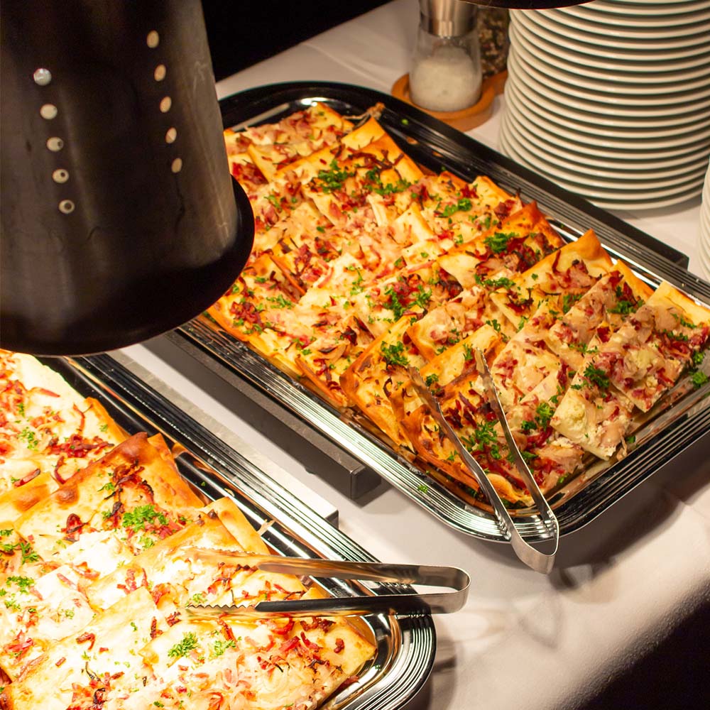 Flammkuchen auf Tablett des Caterings