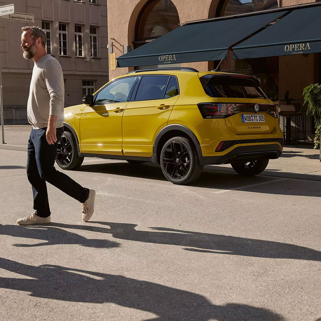 TS0653_t-cross_exterior-man-getting-out-of-yellow-t-cross-3 T-Cross Black Style