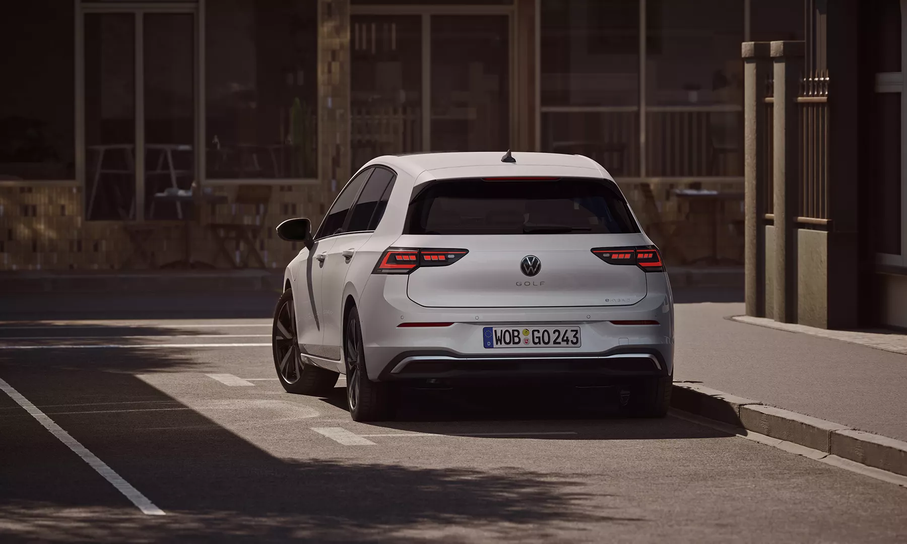 GL6501_Golf_exterior_rear_view_parking_sideways Golf Exteriuer