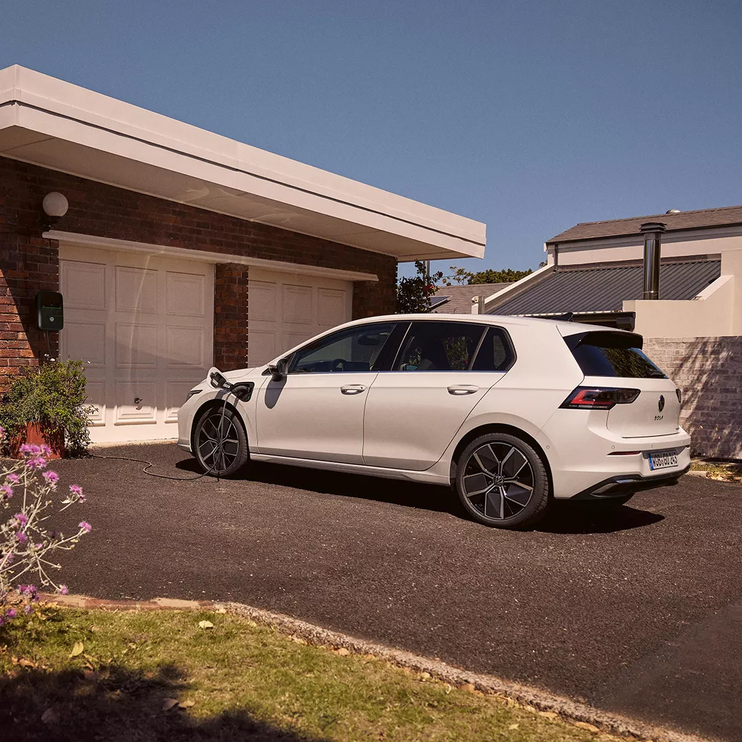 GL6696_Golf_ehybrid_wallbox_charging Golf Hybrid