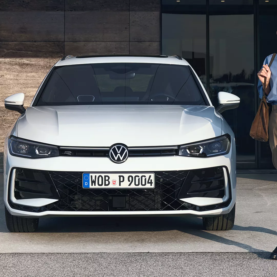 PA4739_Passat_ehybrid_exterior_parking_woman_walking_in_front