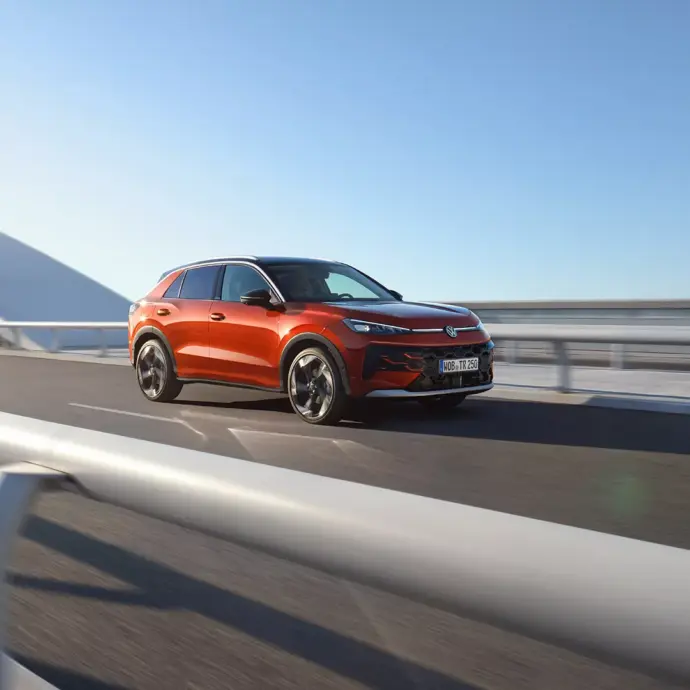 TC1310_T-Roc_driving_on_bridge_front_view