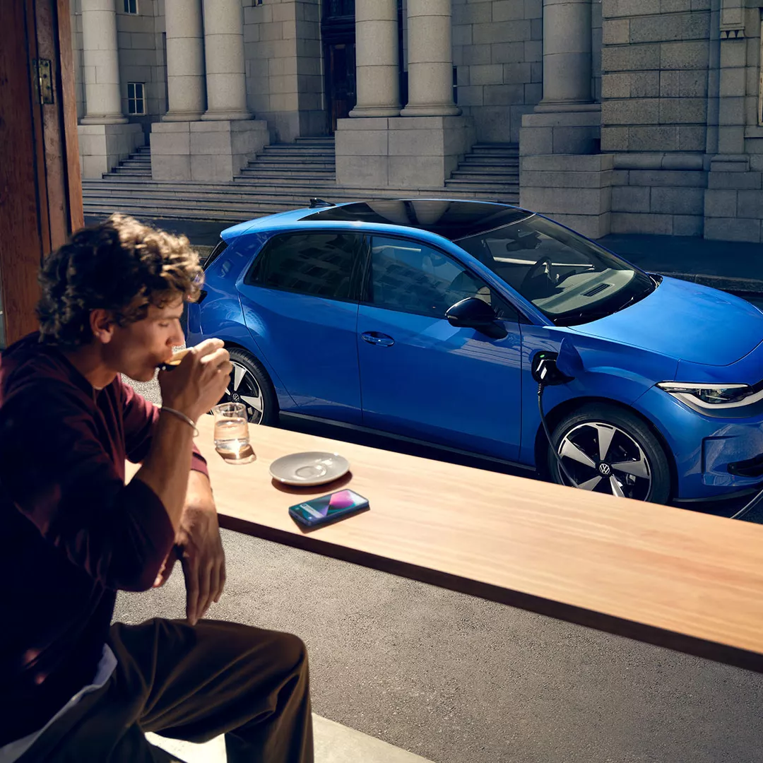 IDP0036_id-polo-man-at-cafe-polo-is-charging
