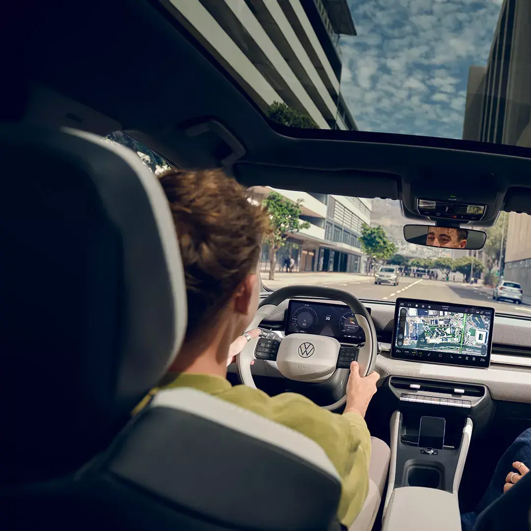 IDP0040_id-polo_models-in-front-seats-interieur-panoramadach
