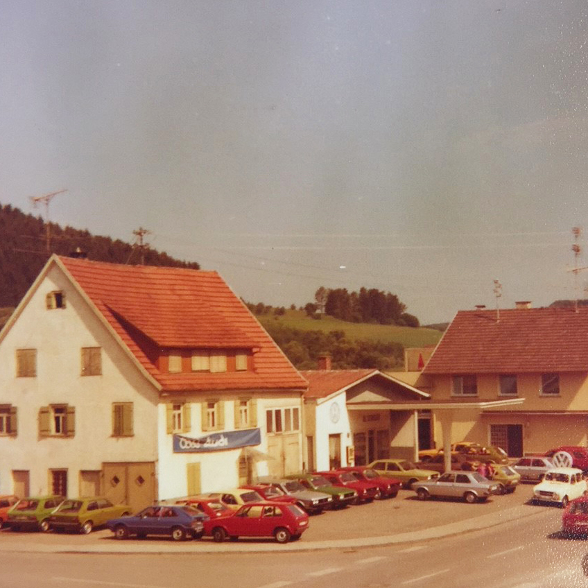 Standort Zimmern-Horgen_old_house_with_old_cars_in_front_vw_golf1