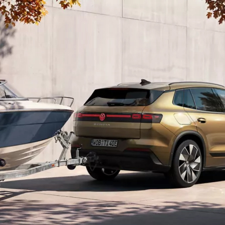 Der neue ID Tiguan verfügt optional über eine Anhängekupplung - im Bild ist zu sehen wie der ID Tiguan (Elektroauto) ein Boot zieht Der neue ID Tiguan verfügt optional über eine Anhängekupplung - im Bild ist zu sehen wie der ID Tiguan (Elektroauto) ein Boot zieht