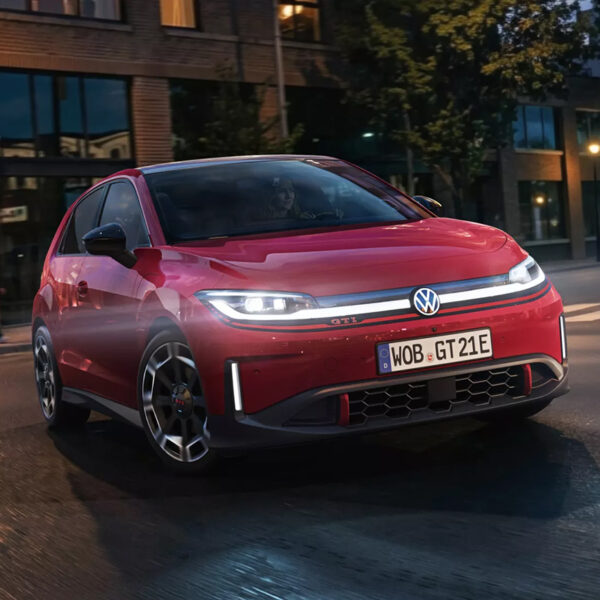 Der neue ID. Polo GTI in Seitenansicht auf einer kurvigen Straße - mobile Ansicht