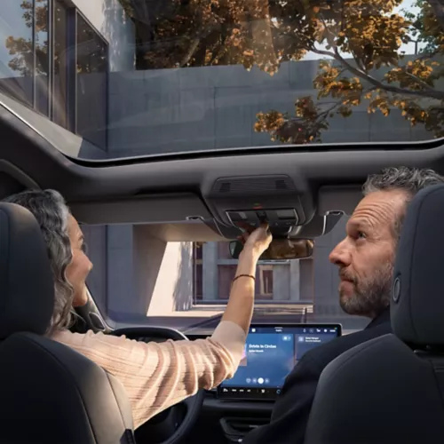 der ID Tiguan ist optional Panoramadach erhältlich - hier sitzt ein Ehepaar im Auto der ID Tiguan ist optional Panoramadach erhältlich - hier sitzt ein Ehepaar im Auto