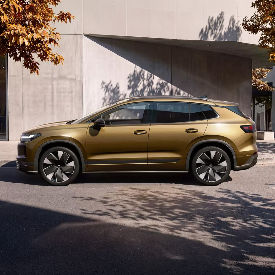 Seitenansicht des neuen ID Tiguan am Straßenrand parkend